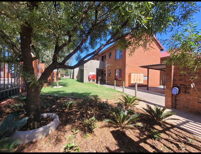 2 BEDROOM TOWNHOUSE FOR SALE IN ALBERTSDAL